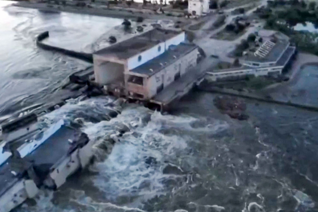 6일(현지 시간) 우크라이나 남부 헤르손주에 위치한 카호우카댐의 파괴된 부분에서 물이 쏟아져나오고 있다. AFP연합뉴스