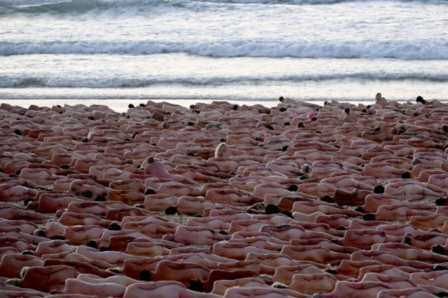 지난해 11월 호주 시드니 본다이 해변에서 피부암 정기 검진을 촉구하기 위해 참가자 약 2500명이 집단 누드 촬영을 하고 있다. 기사와 직접적 연관은 없음. AFP 연합뉴스