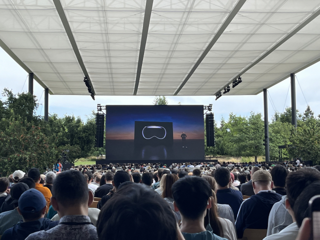 애플 연례 ‘WWDC 2023’이 진행된 5일(현지 시간) 미국 캘리포니아 애플파크에서 새로 공개한 AR 하드웨어 ‘비전 프로’ 공개에 참가자들이 환호하고 있다. 사진(실리콘밸리)=정혜진 특파원