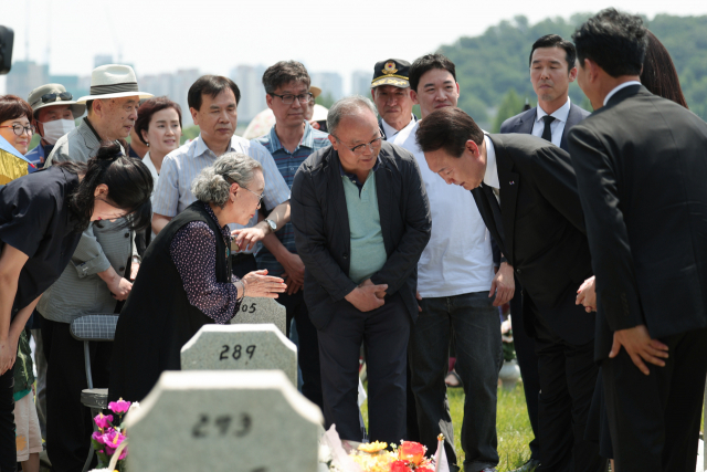 '베트남전 전사자 묘역' 찾은 尹…현직 대통령으로 처음