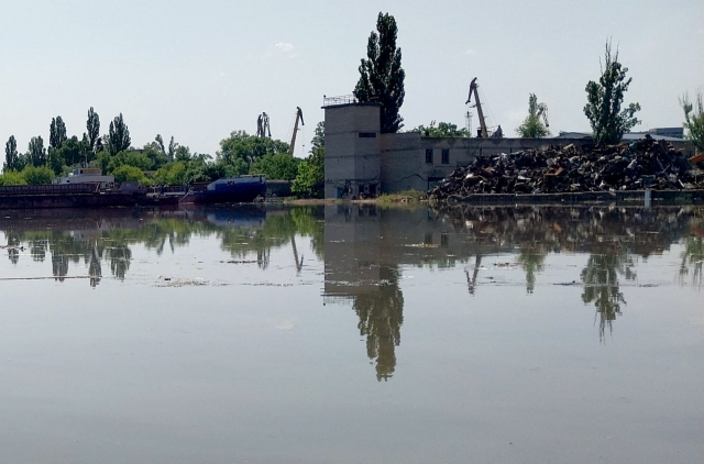 6일(현지시간) 러시아가 점령한 우크라이나 남부 헤르손주 드니프로강 카호우카 댐이 파괴된 뒤 헤르손 지역 일부가 물에 잠긴 모습. 우크라이나 내무부는 이날 드니프로강 인근 10개 마을과 하류 헤르손시 일부 지역 주민들에게 대피하라는 경고를 발령했다./AFP연합뉴스