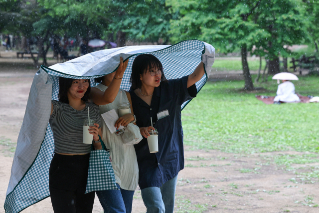 [오늘의 날씨] 수도권 아침 한때 빗방울…서울 낮 27도