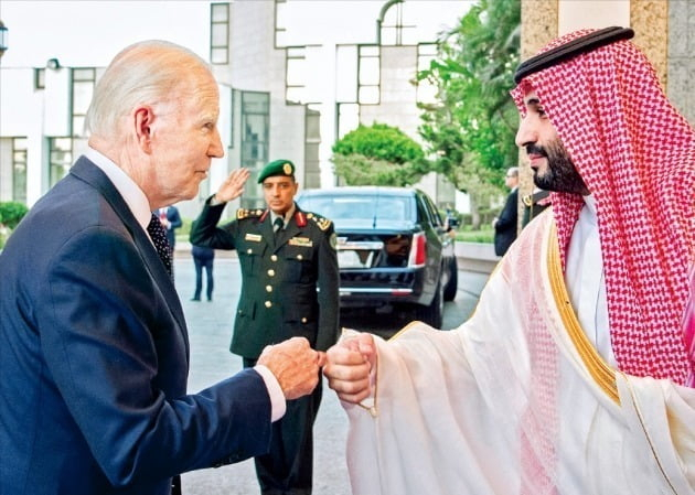 지난해 7월 사우디아라비아를 방문한 조 바이든 미국 대통령이 제다 왕궁에서 무함마드 빈 살만 사우디 왕세자와 만나 주먹 인사를 나누고 있다./AP연합뉴스