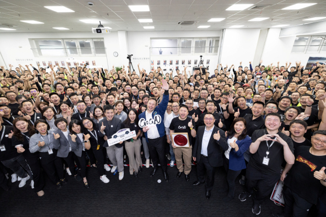 지난달 말 중국을 찾은 일론 머스크(앞줄 가운데) 테슬라 최고경영자(CEO)가 상하이 기가팩토리에서 현지 직원들과 기념사진을 찍고 있다. 로이터연합뉴스
