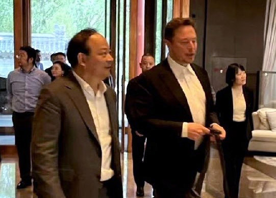 일론 머스크(오른쪽) 테슬라 최고경영자가 지난달 30일 중국 베이징의 한 호텔 로비에서 쩡위췬 CATL 회장과 대화하고 있다. 트위터 캡처