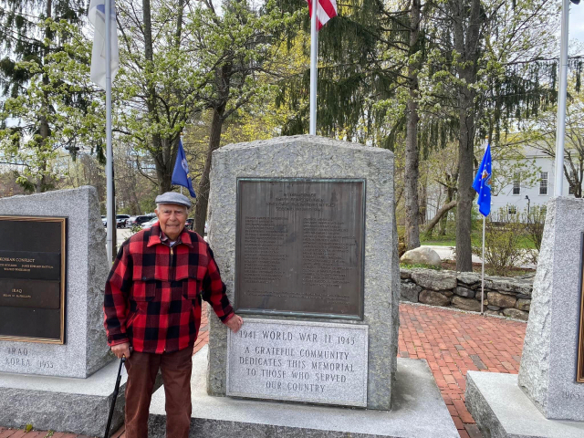 피터 올랜도가 미국 매사추세츠주 콩코드의 기념비 앞에 서 있다.