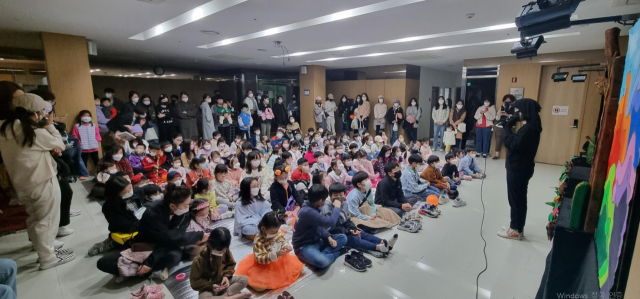 용인시가 운영하는 ‘찾아가는 독서 권장 공연’ 모습. 사진 제공 = 용인시