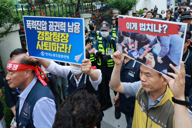 한국노총 조합원들이 2일 서울 서대문구 경찰청 앞에서 지난달 31일 전남 광양제철소 앞 도로에 설치한 높이 7ｍ 철제 구조물(망루)에서 고공 농성을 벌인 김준영 금속노련 사무처장에 대한 경찰 진압 방식을 규탄하며 기자회견을 하기 위해 회견 장소로 향하고 있다. 연합뉴스