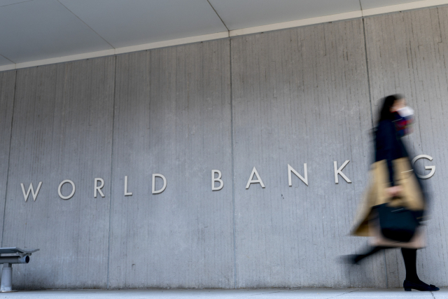 세계은행, 올해 성장률 1.7%→2.1% 상향…“글로벌 약세 지속”
