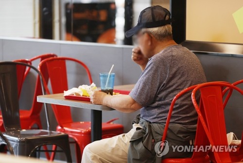 KDI '아픈 가족 있으면 연금공백기 버티기 어려워'