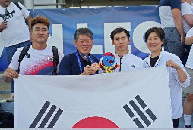 이용훈(왼쪽 두 번째) 스페셜올림픽코리아 회장이 수영 선수단과 기념 촬영을 하고 있다. 사진 제공=스페셜올림픽코리아