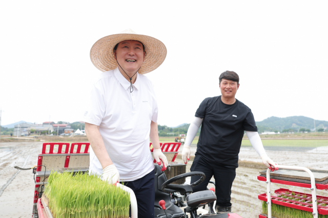 尹 '고속열차 운행 2배 늘려…전국 2시간 생활권 만들 것'