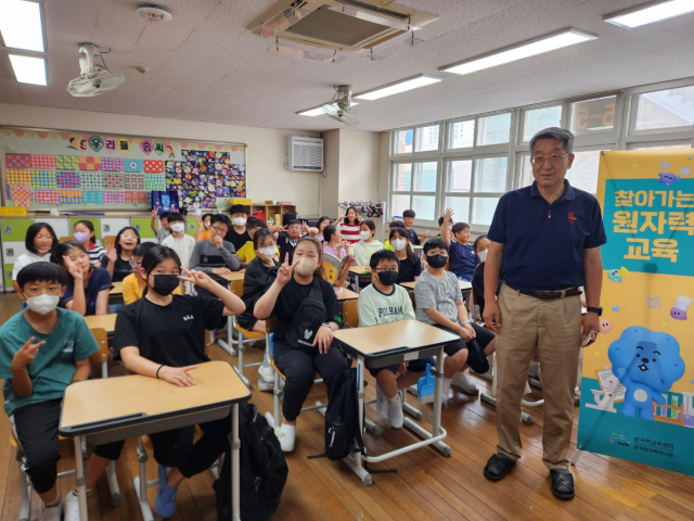 한국원자력연구원 재료안전기술연구부 정용환 책임연구원이 ‘찾아가는 원자력 교육’을 진행하고 있다. 사진제공=한국원자력연구원