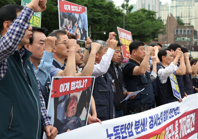 8일 오전 서울 용산구 대통령집무실 앞에서 열린 한국노총 공식 기자회견에서 김동명 위원장 등 참가자들이 구호를 외치고 있다. 연합뉴스