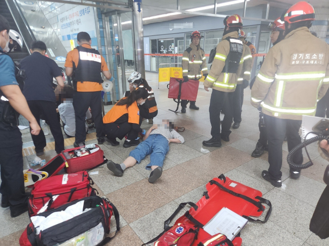 8일 오전 8시 20분께 경기 성남시 분당구 지하철 분당선 수내역 2번 출구 상행 에스컬레이터가 뒤쪽으로 역주행해 이용객 14명이 다쳤다. 이 사고로 이용객 3명이 허리와 다리 등에 상처를 입어 병원에서 입원 치료를 받고 있으며, 11명은 비교적 가벼운 상처를 입어 치료를 받은 뒤 귀가한 것으로 파악됐다. 경기도소방재난본부 제공