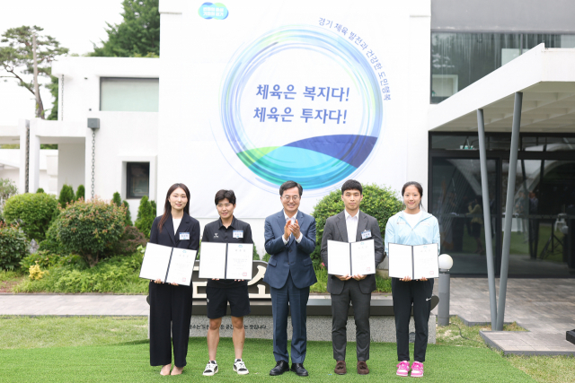 김동연 경기도지사가 8일 도담소에서 체육인들과 간담회를 갖고 기념촬영을 하고 있다. 사진 제공 = 경기도