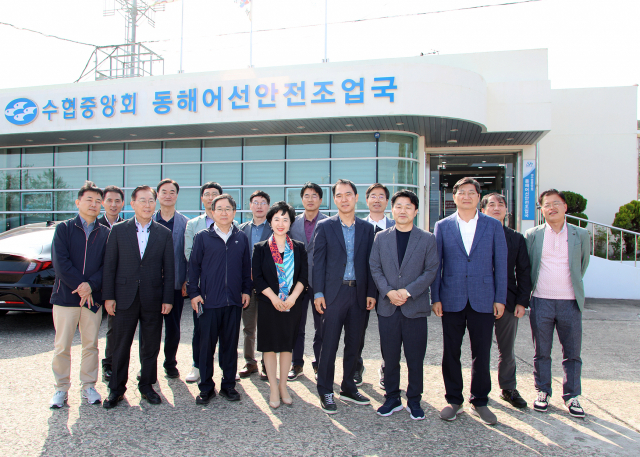 강신숙(앞줄 왼쪽에서 네 번째) Sh수협은행 행장이 2~3일 진행된 강원 지역 현장경영에서 수협중앙회 동해어선안전조업국을 둘러본 후 기념사진을 촬영하고 있다. 사진 제공=Sh수협은행