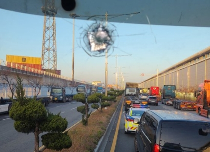 지난해 11월 26일 오전 부산신항 인근에서 운행하던 트레일러에 쇠구술로 추정되는 물체가 날아와 차량 유리창이 깨졌다. 연합뉴스