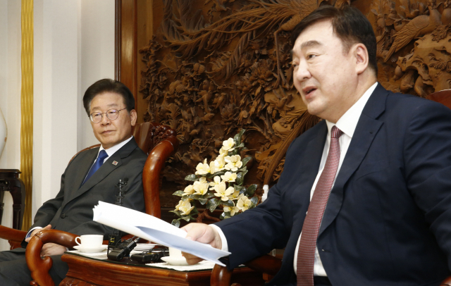 싱 하이밍(오른쪽) 중국 대사와 이재명 더불어민주당 대표가 8일 서울 성북구 중국 대사관저에서 만나 대화하고 있다. 연합뉴스