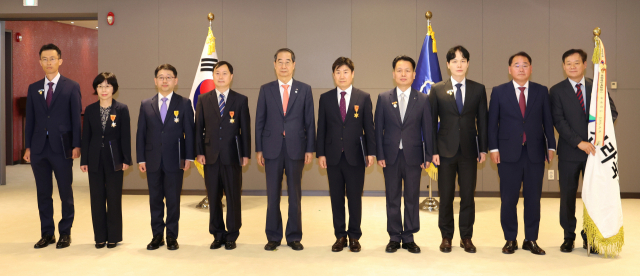 한덕수(왼쪽 다섯 번째) 국무총리가 8일 오후 정부세종청사에서 열린 적극 행정 유공자 포상 수여식에서 수상자들과 기념 촬영을 하고 있다. 연합뉴스