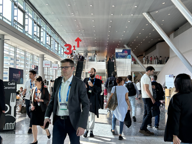 8일(현지시간) 독일 메쎄 프랑크푸르트 컨벤션센터에 열린 EHA 2023가 참석자들로 붐비고 있다. 안경진기자