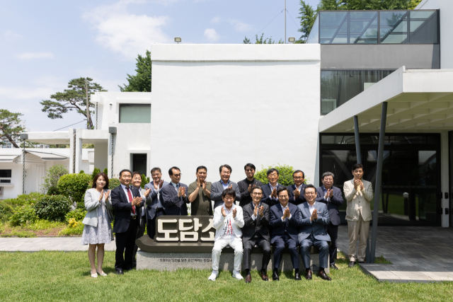 김동연(앞줄 오른쪽 두 번째) 경기도지사와 한국예술인단체총연합 대표들이 지난달 31일 경기 수원시 팔달구 도담소에서 간담회를 마친 뒤 박수를 치고 있다. 사진 제공 = 경기도