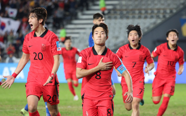 8일(현지시간) 오후 아르헨티나 라플라타 스타디움에서 열린 2023 국제축구연맹(FIFA) 20세 이하(U-20) 월드컵 4강전 한국과 이탈리아의 전반전 경기에서 이승원이 동점골을 넣은 뒤 기뻐하고 있다. /연합뉴스