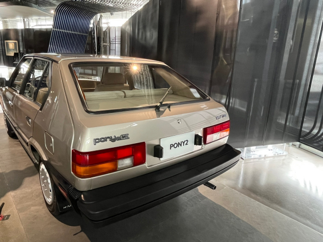 장재훈 현대차 사장이 자신의 첫 차였다고 고백한 ‘포니2’. 현대모터스튜디오 서울에서는 포니부터 포니2, 포니 왜건, 포니 쿠페 콘셉트 등 1970~1980년대 생산된 다양한 포니 모델을 직접 눈으로 확인할 수 있다. 서민우기자
