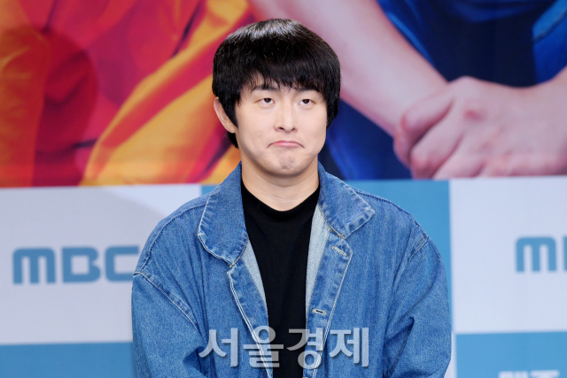 웹툰 작가 기안84가 9일 오후 서울 마포구 MBC 골든마우스홀에서 열린 MBC 새 예능프로그램 ‘태어난 김에 세계일주2’ 제작발표회에서 포즈를 취하고 있다. 김규빈 기자