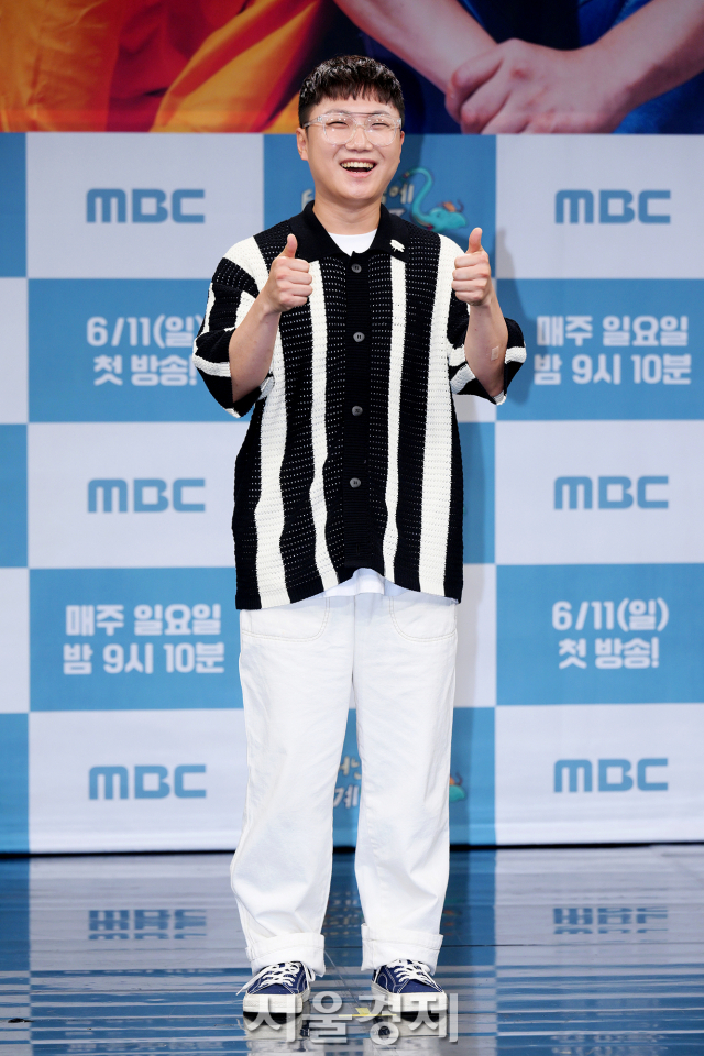 유튜브 크리에이터 빠니보틀이 9일 오후 서울 마포구 MBC 골든마우스홀에서 열린 MBC 새 예능프로그램 ‘태어난 김에 세계일주2’ 제작발표회에서 포즈를 취하고 있다. 김규빈 기자