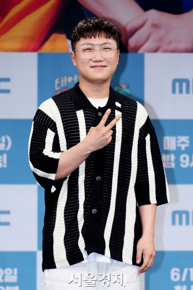 유튜브 크리에이터 빠니보틀이 9일 오후 서울 마포구 MBC 골든마우스홀에서 열린 MBC 새 예능프로그램 ‘태어난 김에 세계일주2’ 제작발표회에서 포즈를 취하고 있다. 김규빈 기자