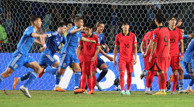 9일 U-20 월드컵 준결승에서 막판 터진 결승골에 환호하는 이탈리아 선수들 곁에서 한국 선수들이 아쉬워하고 있다. 연합뉴스