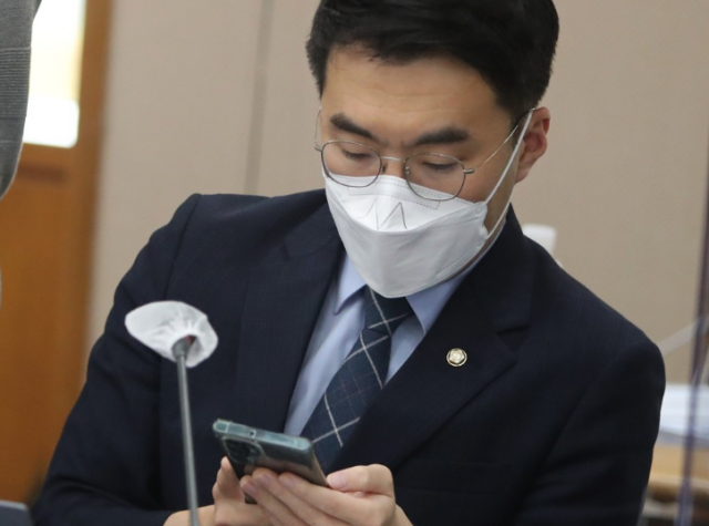김남국 의원이 스마트폰을 확인하고 있다. 사진=연합뉴스