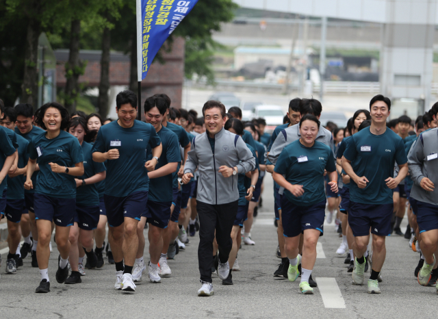 윤희근 경찰청장이 2일 충북 충주시 중앙경찰학교를 방문해 현장 근무를 앞둔 312기 신임 경찰 교육생들과 달리기를 하고 있다.사진 제공=경찰청