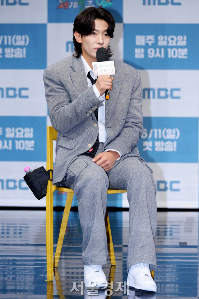 유튜브 크리에이터 덱스가 9일 오후 서울 마포구 MBC 골든마우스홀에서 열린 MBC 새 예능프로그램 ‘태어난 김에 세계일주2’ 제작발표회에서 소감을 말하고 있다. 김규빈 기자