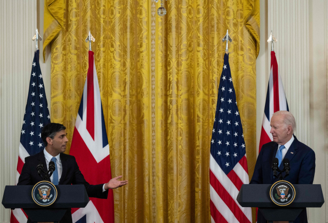 조 바이든 미국 대통령과 리시 수낵 영국 총리가 8일(현지 시간) 워싱턴DC 백악관 이스트룸에서 공동 기자회견을 하고 있다. AFP연합뉴스