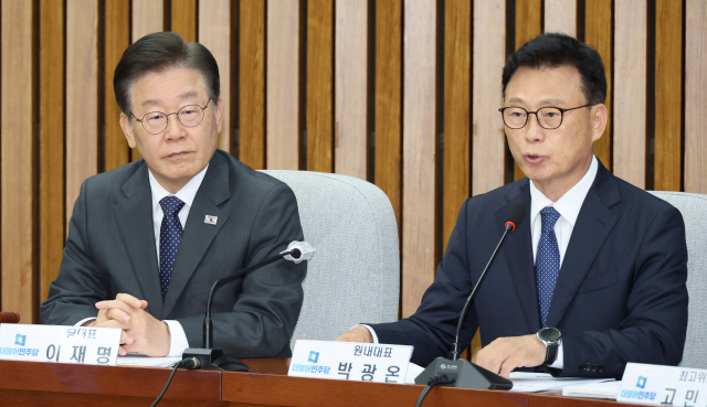 박광온(오른쪽) 더불어민주당 원내대표가 9일 국회에서 열린 확대간부회의에서 발언하고 있다. 연합뉴스