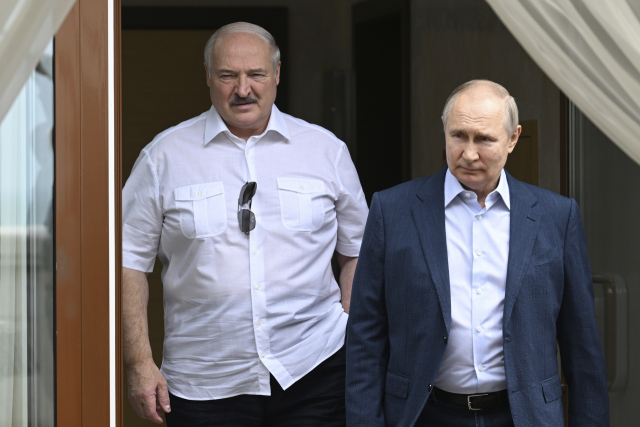 블라디미르 푸틴(오른쪽) 러시아 대통령과 알렉산드르 루카셴코 벨라루스 대통령이 9일(현지 시간) 러시아 소치에 있는 대통령 별장에서 회담을 하며 걷고 있다. AP연합뉴스