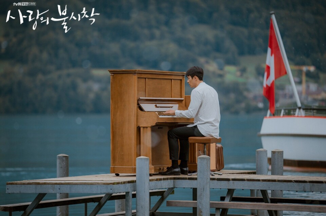 이젤발트 선착장에서 피아노를 치고 있는 리정혁(현빈). 사진=tvN 홈페이지 캡처