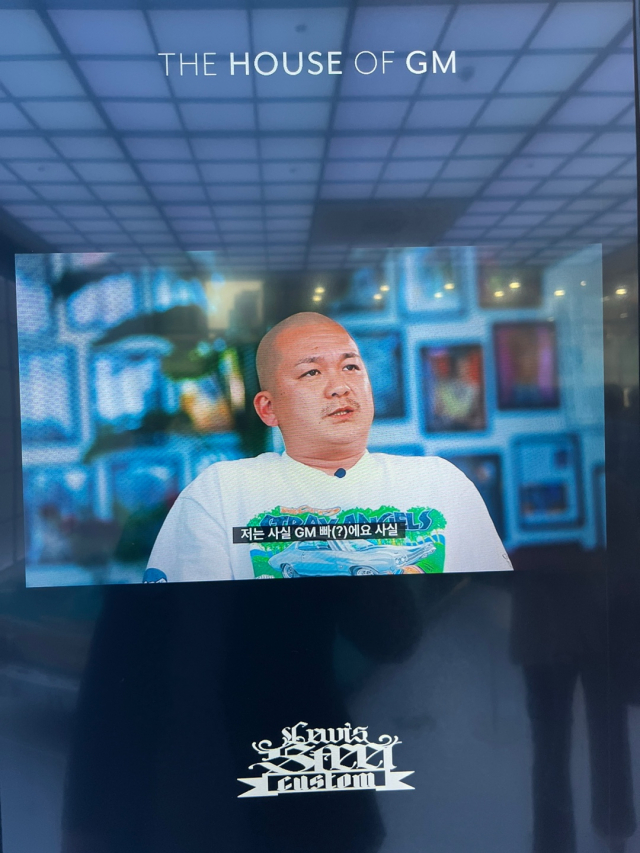 전시장에 설치된 디스플레이를 통해 서우석 작가가 GM한국사업장과 협업을 하게 된 배경을 설명하는 모습을 확인할 수 있다. 서민우기자