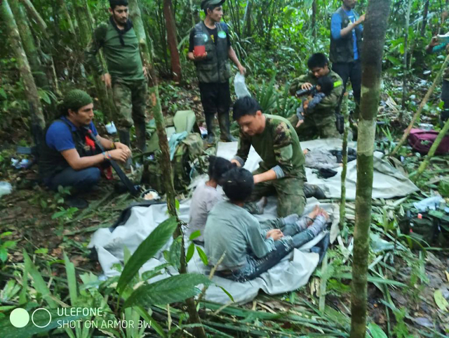 콜롬비아 구조대가 경비행기 추락 사고 이후 실종됐던 아이들을 아마존 정글에서 구조하고 있다. 로이터통신