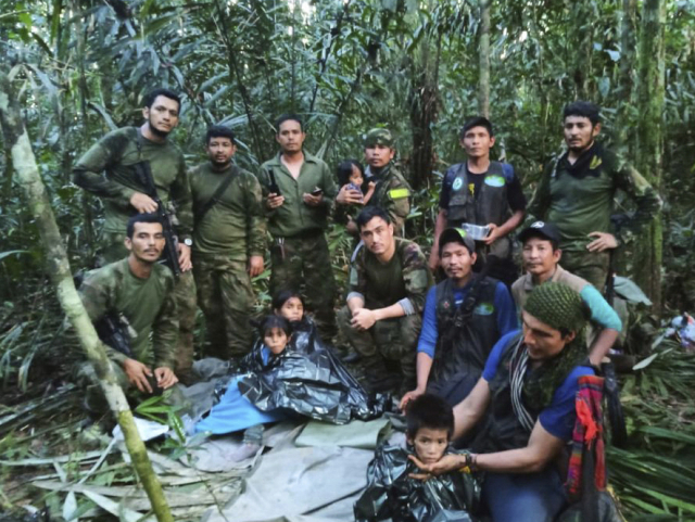 콜롬비아 구조대가 경비행기 추락 사고 이후 실종됐던 아이들을 아마존 정글에서 구조하고 있다. 로이터통신