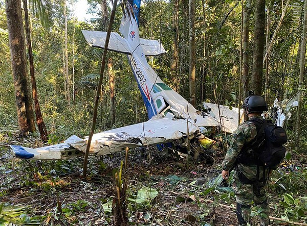 콜롬비아 남부 정글에 추락한 경비행기. AP=연합뉴스