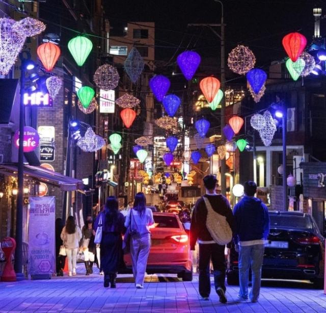 시민들이 지난 5월 서울 용산구 이태원로 뒤편에 있는 퀴논길을 걷고 있다. 사진 제공=서울시