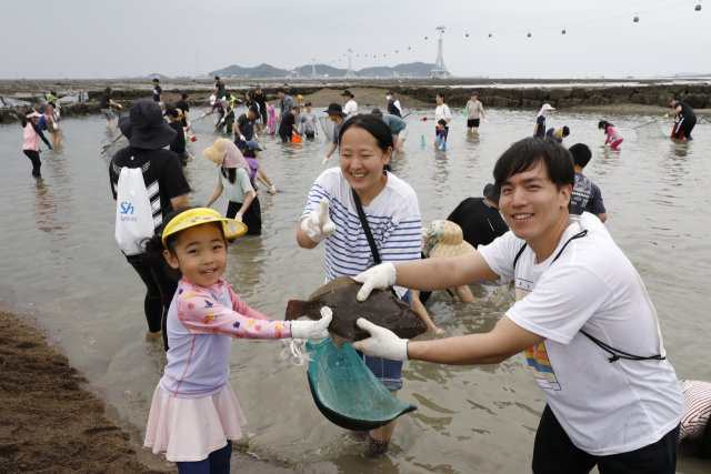 화성 뱃놀이 축제 중 독살 물고기 잡이 체험하는 관광객. 사진 제공 = 화성시