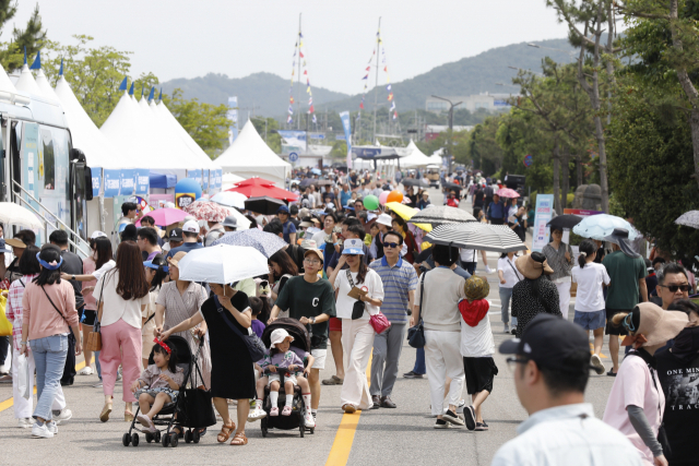 화성 뱃놀이 축제 체험 부스를 오가는 관광객들. 사진 제공 = 화성시