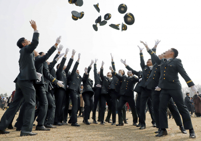 2019년 학군장교 임관식에서 임관장교들이 정모를 던지며 환호하고 있다.사진= ROTC중앙회 제공