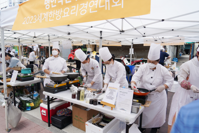 세계한방요리경연대회 참가자들이 서울약령시에서 구매한 한약재를 사용해 한방요리를 만들고 있다. 사진제공=동대문