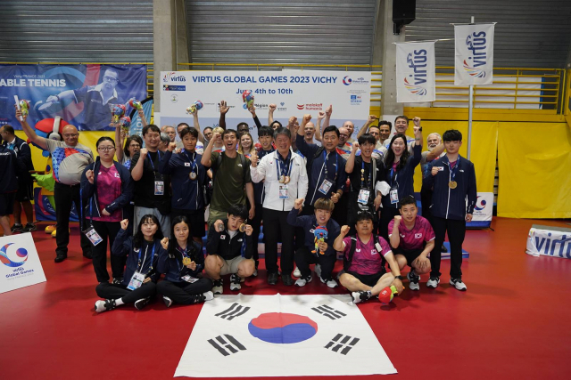 11일 버투스 글로벌 게임 탁구 남자 단체전 시상식에서 한국 선수단이 현지 자원봉사자들과 기념 촬영을 하고 있다. 사진 제공=스페셜올림픽코리아