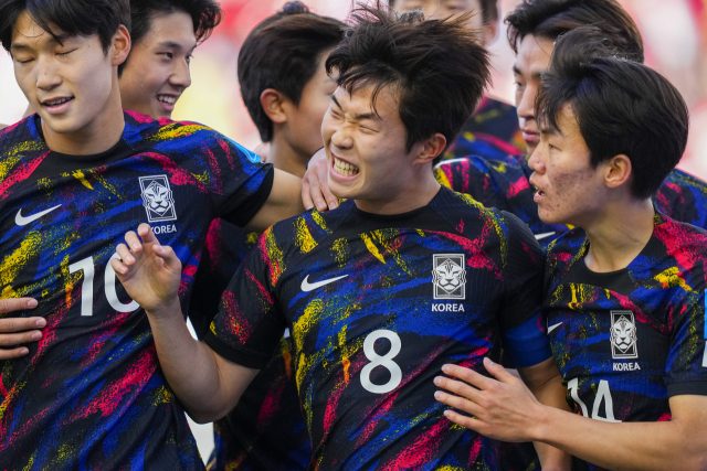 한국 이승원(가운데)이 12일 2023 FIFA U-20 월드컵 3-4위전 이스라엘과 경기에서 패널티 킥으로 동점골을 넣은 뒤 동료들과 기뻐하고 있다. AP연합뉴스